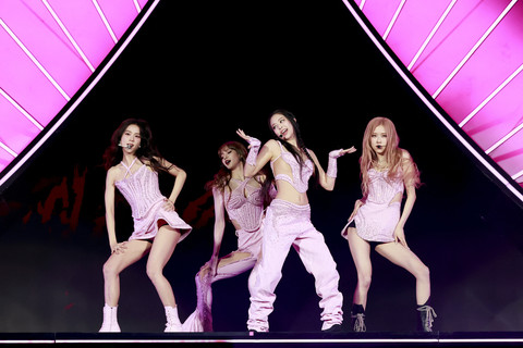Jisoo, Lisa, Jennie, dan Rose dari BLACKPINK tampil di Panggung Coachella selama Festival Musik dan Seni Coachella Valley 2023 pada 22 April 2023 di Indio, California. Foto: Emma McIntyre/Getty Images via AFP