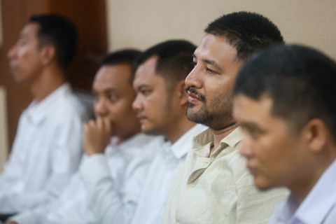 Terdakwa penyalahgunaan narkotika Ammar Zoni (kedua kanan) mengikuti sidang lanjutan dengan agenda mendengarkan keterangan saksi di Pengadilan Negeri Jakarta Pusat, Jakarta, Kamis, (15/1/2026). Foto: Agus Apriyanto