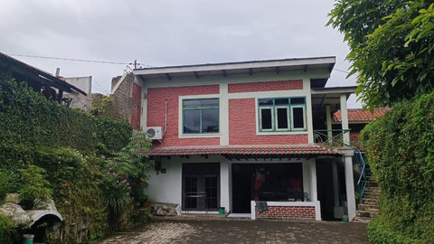 Hotel Tjimahi yang berdiri sejak 1927, terletak di Jalan Jend. H. Amir Machmud No. 465, Kota Cimahi (15/1/2026). Foto: Abisatya Ramdhani/kumparan