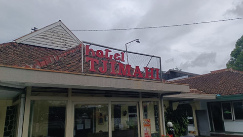 Hotel Tjimahi yang berdiri sejak 1927, terletak di Jalan Jend. H. Amir Machmud No. 465, Kota Cimahi (15/1/2026). Foto: Abisatya Ramdhani/kumparan