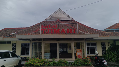 Hotel Tjimahi yang berdiri sejak 1927, terletak di Jalan Jend. H. Amir Machmud No. 465, Kota Cimahi (15/1/2026). Foto: Abisatya Ramdhani/kumparan