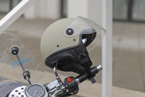 Ilustrasi kaca helm saat hujan. Foto: Baloncici/Shutterstock