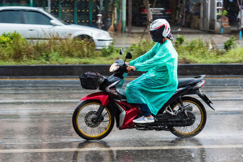 Ilustrasi jas hujan ponco. Foto: Bubbers BB/Shutterstock