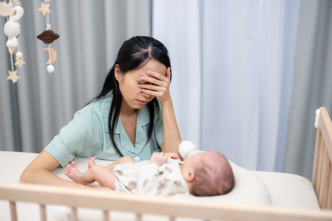 Ibu kelelahan setelah melahirkan bayi. Foto: leungchopan/Shutterstock
