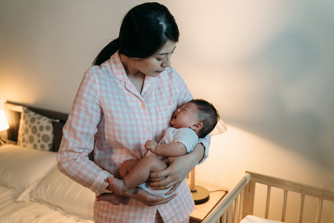 Ibu kelelahan setelah melahirkan bayi. Foto: PR Image Factory/Shutterstock