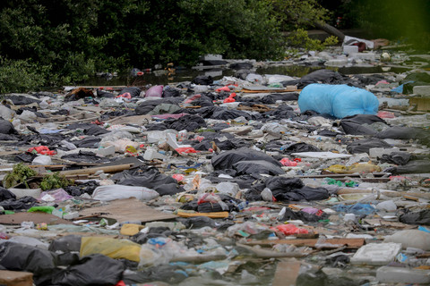 Kondisi banyaknya sampah di kawasan Muara Baru, Penjaringan, Jakarta Utara, Jumat (16/1/2026). Foto: Jamal Ramadhan/kumparan