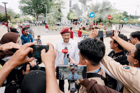 Menteri Sosial Saifullah Yusuf memberi keterangan pers saat kunjungan kerja ke Sekolah Rakyat Terintegrasi (SRT) 9 Banjarbaru Kalimantan Selatan, Senin (12/1/2026). Foto: Biro Humas Kemensos / Andi Muhlis
