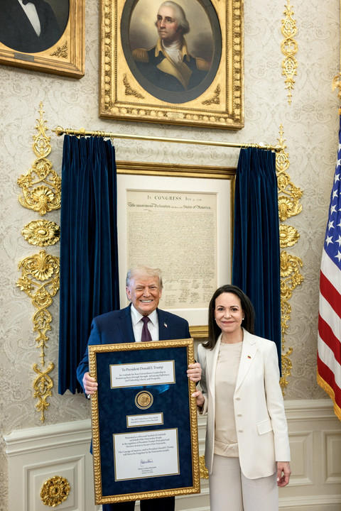 Presiden AS Trump bertemu dengan pemimpin oposisi Venezuela Maria Corina Machado di Ruang Oval, di mana ia menyerahkan Hadiah Nobel Perdamaian kepada Presiden, di Washington, DC, AS, dirilis 15 Januari 2026. Foto: Daniel Torok/Gedung Putih/Handout via Reuters