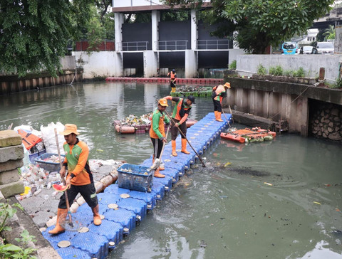 Pasukan oranye yang disiagakan Dinas Lingkungan Hidup DKI Jakarta untuk menangani sampah dampak banjir di Jakarta. Foto: Dok Pemprov DKI Jakarta