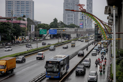 Pengendara motor dan mobil mengikuti bus Transjakarta melintasi jalur bus Transjakarta di Jalan Gatot Subroto, Jakarta, Sabtu (17/1/2026). Foto: Jamal Ramadhan/kumparan
