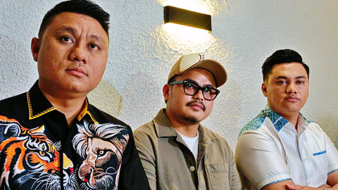 Suami komedian Boiyen, Rully Anggi Akbar (tengah) saat ditemui di kawasan Cempaka Putih. Foto: Aprilandika Pratama/kumparan