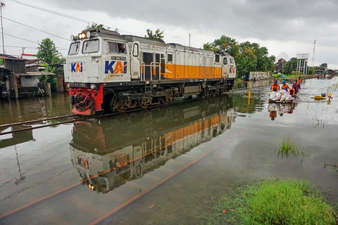 Sebuah loko kereta melintas darurat untuk mengecek kondisi rel yang tergenang banjir di sekitar Stasiun Pekalongan, Kota Pekalongan, Jawa Tengah, Sabtu (17/1/2026). Foto: Harviyan Perdana Putra/ANTARA FOTO