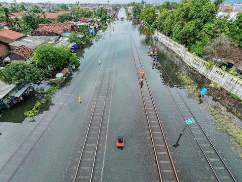 Foto udara suasana jalur rel kereta api terendam banjir di sekitar Stasiun Pekalongan, Kota Pekalongan, Jawa Tengah, Sabtu (17/1/2026). Foto: Harviyan Perdana Putra/ANTARA FOTO