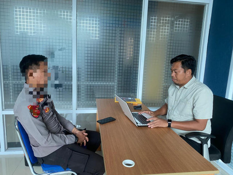 Oknum anggota Polresta Tangerang yang diduga aniaya kekasih di hotel, saat diperiksa Propam. Foto: Dok. Istimewa