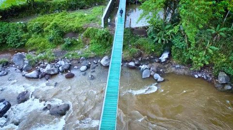 Prajurit TNI dan warga berkolaborasi membangun Jembatan Gantung Garuda di Desa Sindupaten, Kabupaten Wonosobo, Jawa Tengah. Foto: Dok. Bakom RI