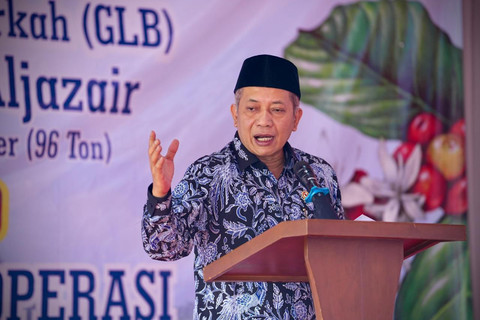 Menteri Koperasi (Menkop) Ferry Juliantono meresmikan pelepasan ekspor kopi Koperasi Produsen Gunung Luhur Berkah (GLB) ke Aljazair. Foto: Dok. Kementerian Koperasi