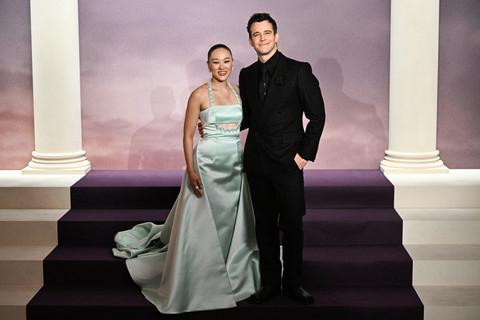 Aktris Australia Yerin Ha dan aktor Inggris Luke Thompson tiba untuk pemutaran perdana dunia "Bridgerton Musim 4" di Palais Brongniart di Paris, Rabu (14/1/2026). Foto: Julien De Rosa/AFP