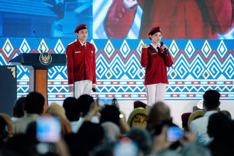 Siswa kelas X Sekolah Rakyat Menengah Atas (SRMA) 13 Bekasi, saat pidato bahasa Inggris di hadapan Presiden Prabowo Subianto di Banjarbaru, Kalimantan Selatan, Senin (12/1/2026). Foto: Dok. Istimewa
