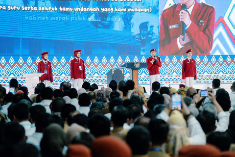 Siswa kelas X Sekolah Rakyat Menengah Atas (SRMA) 13 Bekasi, saat pidato bahasa Inggris di hadapan Presiden Prabowo Subianto di Banjarbaru, Kalimantan Selatan, Senin (12/1/2026). Foto: Dok. Istimewa