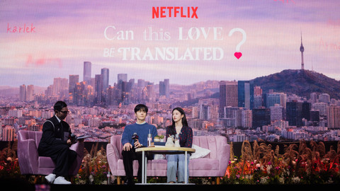 Kim Seon Ho dan Go Yoon Jung di tengah ribuan penggemar saat acara Fan Event Can This Love Be Translated? di Jakarta. Foto: Netflix