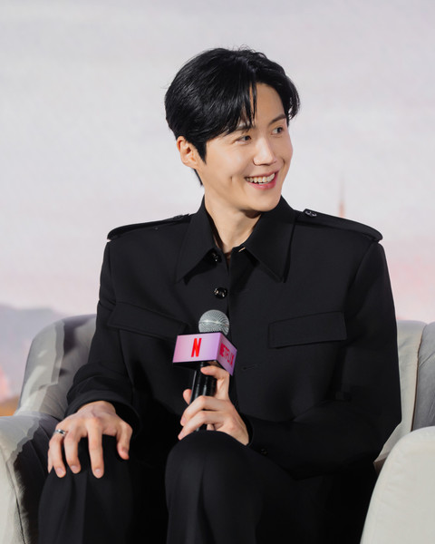 Go Yoon Jung di tengah ribuan penggemar saat acara Fan Event Can This Love Be Translated? di Jakarta. Foto: Netflix