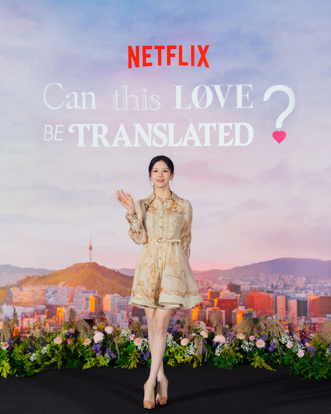 Kim Seon Ho di tengah ribuan penggemar saat acara Fan Event Can This Love Be Translated? di Jakarta. Foto: Netflix