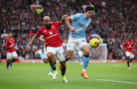 Abdukodir Khusanov dari Manchester City beraksi dengan Bryan Mbeumo dari Manchester United pada pertandingan Liga Inggris antara Manchester United vs Manchester City di Old Trafford, Manchester, Sabtu (17/1/2026). Foto: Phil Noble/REUTERS
