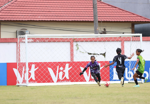 Bellvania Shaquila Velosa, kiper SDN Rejosari 01, di MilkLife Soccer Challenge Semarang. Foto: Dok. MilkLife Soccer Challenge
