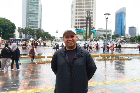 Salim (28), warga yang tetap menikmati lari pagi meskipun hujan saat CFD Thamrin-Sudirman, Jakarta Pusat, Minggu (18/1/2026). Foto: Jeni Ritanti/kumparan