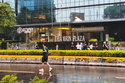 Warga tetap antusias lari pagi meskipun diguyur hujan pada saat CFD Thamrin-Sudirman, Jakarta Pusat, Minggu pagi (18/1/2026). Foto: Jeni Ritanti/kumparan
