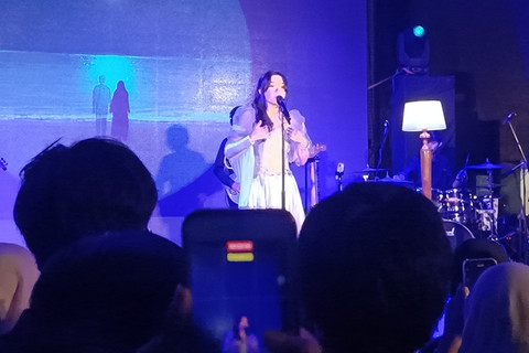 Raissa Anggiani menutup rangkaian tur album Kepada, Yang Terhormat di Jakarta, MBloc Live House, Jakarta Selatan, Sabtu (17/1/2026).  Foto: Giovanni/kumparan