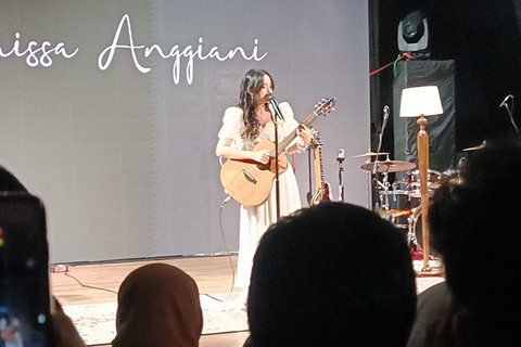 Raissa Anggiani menutup rangkaian tur album Kepada, Yang Terhormat di Jakarta, MBloc Live House, Jakarta Selatan, Sabtu (17/1/2026).  Foto: Giovanni/kumparan