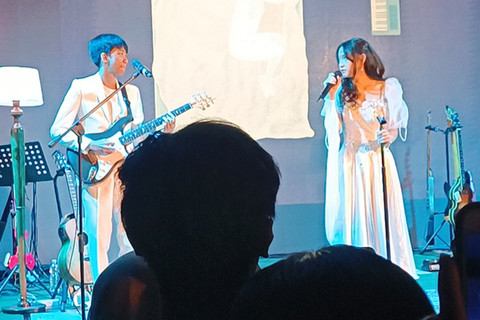 Raissa Anggiani menutup rangkaian tur album Kepada, Yang Terhormat di Jakarta, MBloc Live House, Jakarta Selatan, Sabtu (17/1/2026).  Foto: Giovanni/kumparan