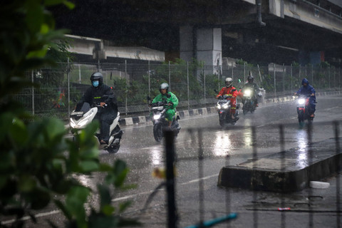 Pengendara kendaraan bermotor memacu kendaraannya saat hujan deras di kawasan Kalimalang, Cipinang, Jakarta, Sabtu (18/1/2026). Foto: Iqbal Firdaus/kumparan