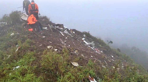Serpihan pesawat ATR 42-500 yang hilang kontak ditemukan, bagian pintu, badan pesawat berukuran besar hingga bagian ekor pesawat di Gunung Bulusaraung. Foto: Dok. Tim SAR Gabungan Sulsel