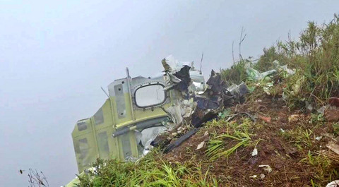 Serpihan pesawat ATR 42-500 yang hilang kontak ditemukan, bagian pintu, badan pesawat berukuran besar hingga bagian ekor pesawat di Gunung Bulusaraung. Foto: Dok. Tim SAR Gabungan Sulsel