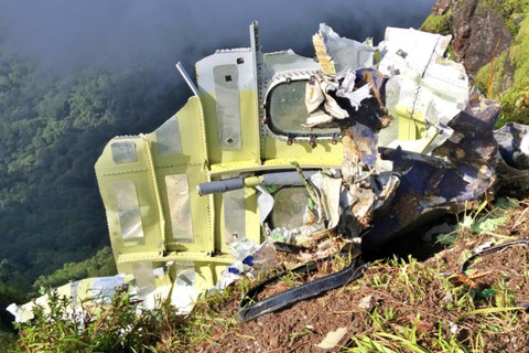 Serpihan pesawat ATR 42-500 yang hilang kontak ditemukan, bagian pintu, badan pesawat berukuran besar hingga bagian ekor pesawat di Gunung Bulusaraung. Foto: Dok. Tim SAR Gabungan Sulsel