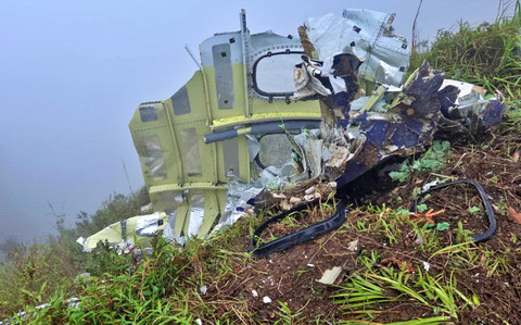 Serpihan pesawat ATR 42-500 yang hilang kontak ditemukan, bagian pintu, badan pesawat berukuran besar hingga bagian ekor pesawat di Gunung Bulusaraung. Foto: Dok. Tim SAR Gabungan Sulsel