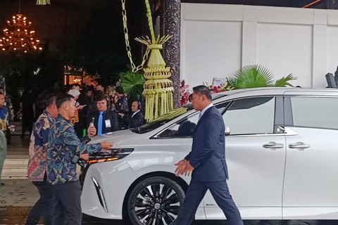 Sejumlah pejabat tinggi negara menghadiri acara pernikahan Sespri Presiden Prabowo Subianto, Agung Surahman di TMII, Jakarta, Minggu (18/1/2026). Foto: Zamachsyari/kumparan