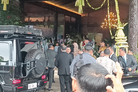 Sejumlah pejabat tinggi negara menghadiri acara pernikahan Sespri Presiden Prabowo Subianto, Agung Surahman di TMII, Jakarta, Minggu (18/1/2026). Foto: Zamachsyari/kumparan