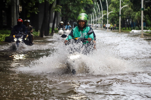 Sejumlah kendaraan melintas saat banjir di kawasan Cempaka Putih, Jakarta, Minggu (18/1/2026). Foto: Iqbal Firdaus/kumparan