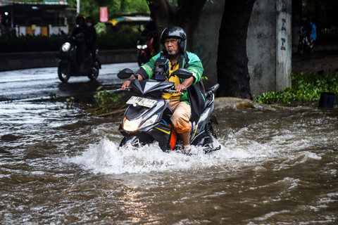 Sejumlah kendaraan melintas saat banjir di kawasan Cempaka Putih, Jakarta, Minggu (18/1/2026). Foto: Iqbal Firdaus/kumparan