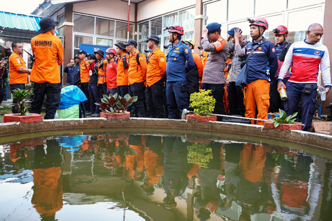 Tim SAR gabungan melakukan persiapan sebelum memulai pencarian pesawat ATR 42-500 pada hari kedua di Desa Tompo Bulu, Kecamatan Balocci, Kabupaten Pangkajene dan Kepulauan, Minggu (18/1/2026). Foto: Arnas Padda/ANTARA FOTO