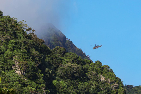 Helikopter jenis Caracal milik TNI AU melakukan pencarian pesawat ATR 42-500 pada hari kedua di Desa Tompo Bulu, Kecamatan Balocci, Kabupaten Pangkajene dan Kepulauan, Minggu (18/1/2026). Foto: Arnas Padda/ANTARA FOTO
