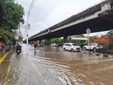 Banjir mencapai kedalaman 50 cm usai diguyur hujan di Jl. Ahmad Yani, Cempaka Putih (depan FEB Universitas Trisakti), Jakarta Pusat, Minggu pagi (18/1/2026). Foto: Jeni Ritanti/kumparan