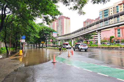 Kondisi Jalan Letjen Suprapto yang ditutup akibat tergenang banjir, Minggu (18/1/2026). Foto: Jeni Ritanti/kumparan