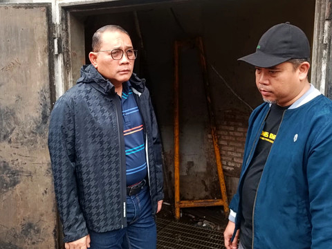 Wali Kota Jakarta Pusat, Arifin (kiri) meninjau banjir di Underpass Senen, Jakarta Pusat pada Minggu (18/1/2026). Foto: Ryan Iqbal/kumparan