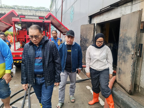 Wali Kota Jakarta Pusat, Arifin (kedua kiri) meninjau banjir di Underpass Senen, Jakarta Pusat pada Minggu (18/1/2026). Foto: Ryan Iqbal/kumparan