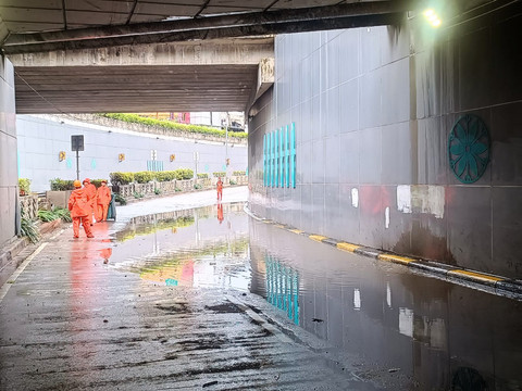 Sisa genangan air dan kotoran di jalanan sedang dibersihkan oleh petugas PPSU Bungur, Senen, Kramat, dan Tanah Tinggi di Underpass Senen, Minggu (18/1/2026). Foto: Ryan Iqbal/kumparan
