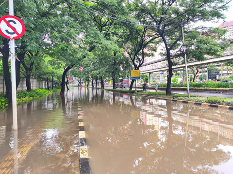 Kondisi Jalan Letjen Suprapto yang ditutup akibat tergenang banjir dengan kedalaman ditaksir 60-70 cm, Minggu (18/1/2026). Foto: Jeni Ritanti/kumparan